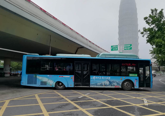 恒大冰泉郑州公交车体广告-4.jpg 恒大冰泉郑州公交车体广告-4.jpg